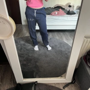 Blåa Yale byxor - Blåa Yale mjukisbyxor. I mycket bra skick. Storlek M.  Alla kläder tvättas innan dem skickas!