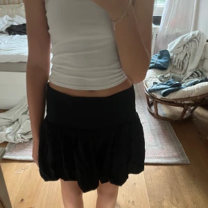 Svart kjol - En fin svart kjol från Lindex säljs inte längre. Säljer den för att den är lite för liten.