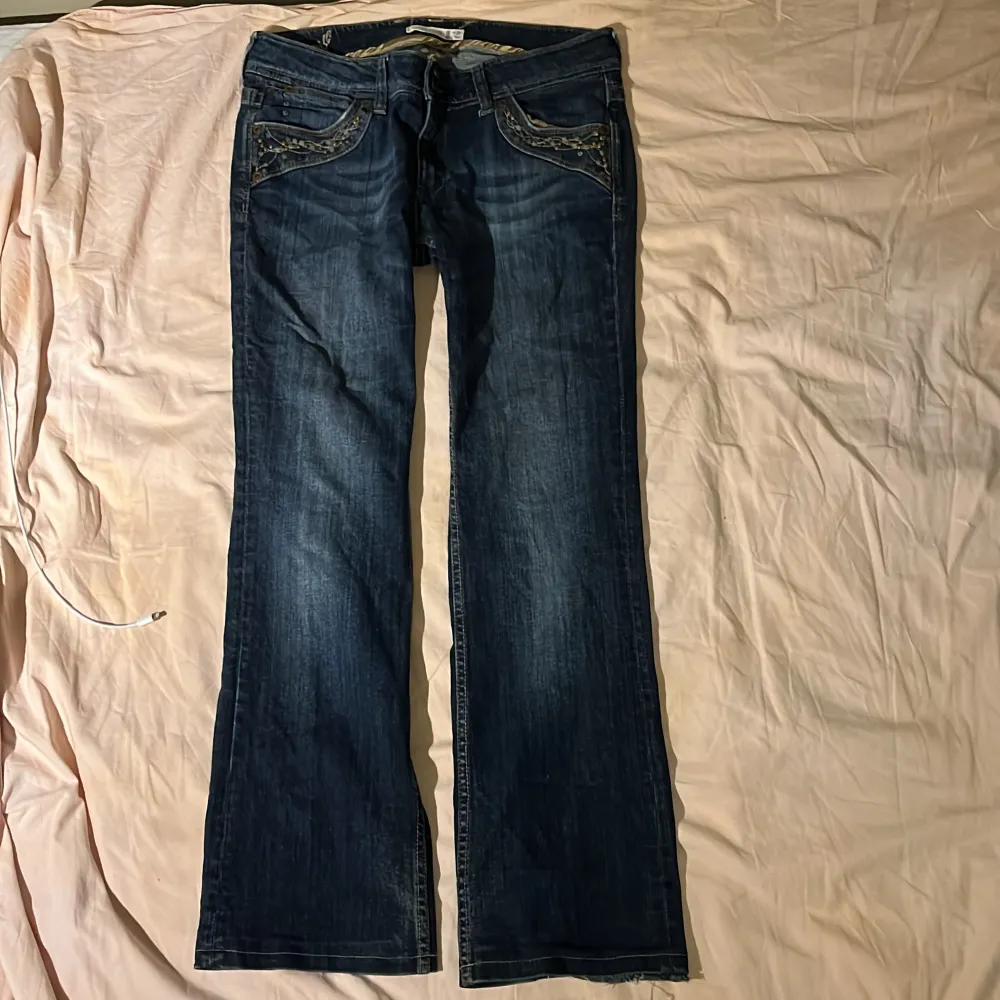 Otroligt fina lågmidjade straight/bootcut jeans med broderi! Så fina detaljer både bak o fram, passade inte mig så får sälja vidare! Tror tidigare ägaren sytt upp dem men det går bara att sprätta upp! Tryck gärna på köp nu🫶🏼❣️. Farkut & Housut.