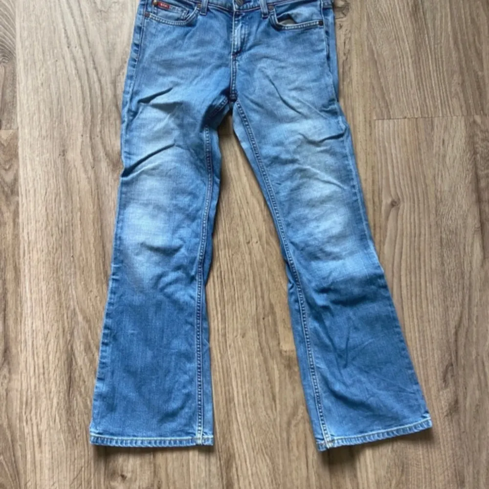 Ljusblåa bootcut jeans. Skulle nog säga att de är mid rise. Det står på sista bilden. Innerbenslängd 76 cm och midjemått är 36 cm ungefär❤️❤️. Jeans & Byxor.