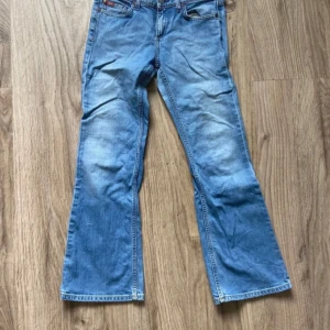 Ljusblåa bootcut jeans - Ljusblåa bootcut jeans. Skulle nog säga att de är mid rise. Det står på sista bilden. Innerbenslängd 76 cm och midjemått är 36 cm ungefär❤️❤️