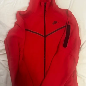 Nike tech fleece (Sällsynt) - Säljer en Nike tech fleece (Old season, eftertraktad färg). Tracksuiten är storlek S och har fint skick. Hör av er vid frågor eller prisförslag. 