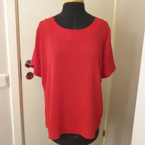 Topp  - Oanvänd topp från Rut & Circle 