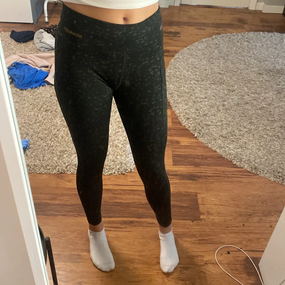 Säljer mina tränings tights från Newbody då de inte kommer till användning. Storlek S men passar mindre. Väldigt mörk gröna. . Sportswear.