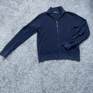 Stickad Full Zip - Stickad full zip i bra skick och storlek S. Om ni har frågor är det bara att kontakta mig.