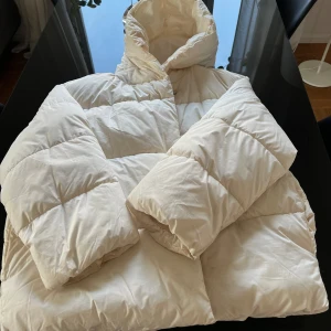 Vinterjacka - Vinterjacka ifrån HM i storlek S, använd under en vinter.🩷