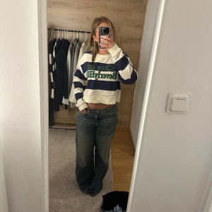Sweatshirt Zara - Använd ett fåtal gånger. Är lite kortare i modellen, jag är ca 164☺️☺️