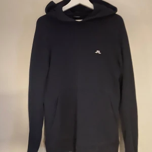 J.Lindberg Huvtröja - En J.Lindberg huvtröja i bra skick, använd sparsamt.