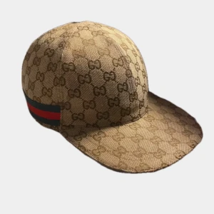 Gucci keps gamla modellen  - Tja säljer min Gucci keps då jag inte riktigt andvänder den längre fräsch inte andvänd så mke och äkta såklart box o påse ingår men har inte kvitto men man ser tydligt att den är äkta