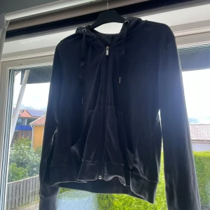 Mjuk tröja från Gina  - Grå mjuk tröja från Gina bara använt några få gånger i storlek S