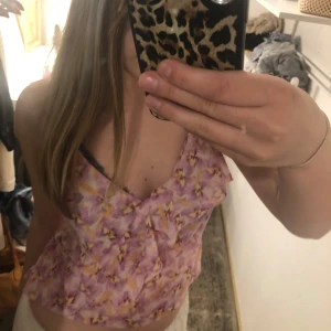 Topp - En rosa blommig (ish) topp från hm. Den har en volang tvärs över toppen. Skriv för frågor!🥰 pris kan diskuteras!