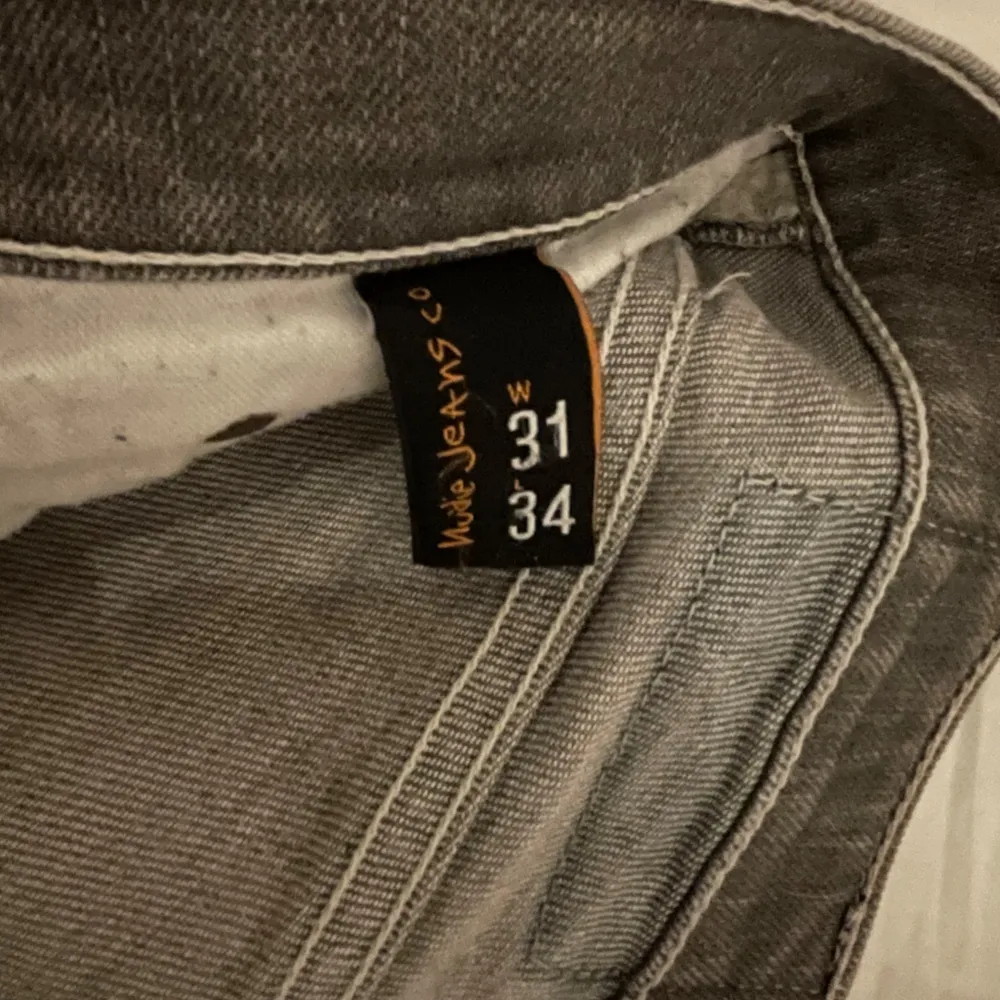 Sjukt feta nudie jeans i väldigt bra skick! Inga defekter! Storlek 31/34! Skriv pm vid funderingar!. Jeans & Byxor.