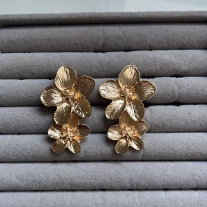 Blom örhängen - Säljer dessa fina guldiga Blom örhängen, nästan aldrig andvända.