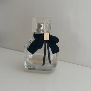 Yves saint Laurent / Mon Paris  - Säljer den här goda parfymen då rensar mina parfymer. Perfekt för dig som vill prova doften innan du köper en ny flaska. Hela flaskan följer med!