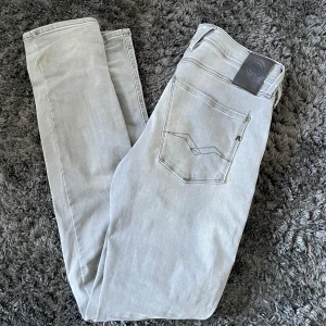 Replay anbass  - Säljer nu ett par replay anbass i storlek 31/34. 10/10 skick knappt använda och passar någon mellan 182-187. Skriv för mer frågor!