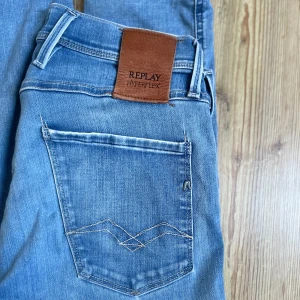 Replay anbass hyperflex  - Ljusblå replay anbass hyperflex  *Slim fit * W29 L34 (sitter som L32)