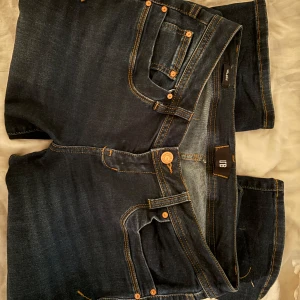 Ltb Jeans Valerie - Superfina mörkblå Ltb jeans knappt använda. I populära modellen valerie. Utsvängda och lågmidjade. Endast använda ett par gånger. Har inga defekter eller skador. Är i stl W29 L34. 💕