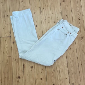 Vita Levis jeans  - Säljer dessa as feta Levis jeans. Köpta för 1300 kr. De finns en svart fläck på ena benat som borde gå och få bort.  Mvh ITMcloset 