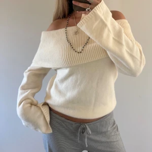 Stickad off-shoulder tröja - Mysig stickad off shoulder tröja, storlek uppskattad M☁️🫧🤎 off white färg/beige