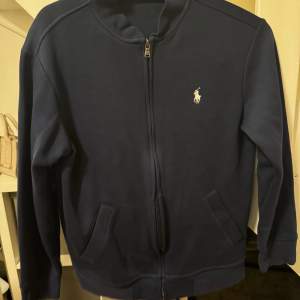 Knappt använd Polo Ralph lauren zip hoodie utan luva.   Storlek S   Hör av er vid frågor! 