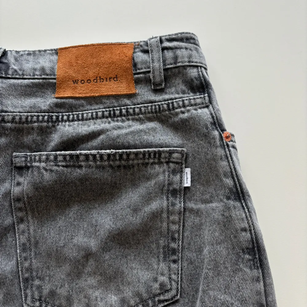 Jeans från märket woodbird i storlek 30/34. Väldigt bra skick. Säljer då de har blivit för små för min lillebror.. Jeans & Byxor.