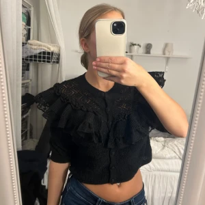 Zara blus  - Säljer min helt nya blus från zara, finns inte att köpa längre. Säljer då den intr riktigt var min stil 