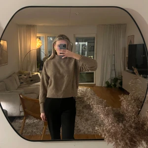 Beige stickad tröja från & other stories  - Säljer nu en superfin stickad tröja från & other stories. Perfekt inför hösten! Använd men fortfarande i super skick. Storlek S. 200kr+frakt. 🩷