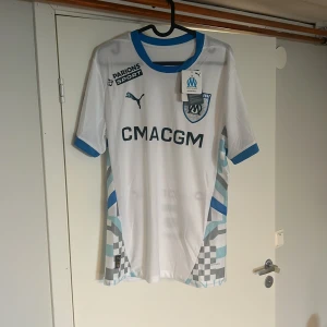 Marseille home kit - Marseille hemma tröja 24/25 i spelar version, oanvänd och mycket fin! Sitter bra och väldigt skön material 