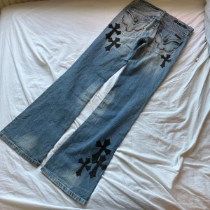 missme jeans - lågmidjade bootcut missme jeans med chrome hearts. midja rakt över 37cm och innerben är 85cm