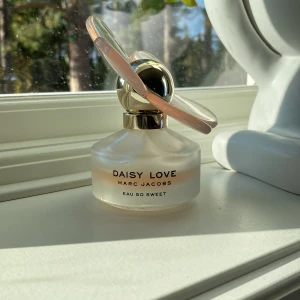 Daisy love ” Eau so sweet” - Marc Jacobs parfym i doften ”Eau so sweet” skulle gissa att lite mindre en hälften är kvar. !de ”matta” har låssna på vissa ställen av flaskan som ni ser på bilderna! Förpackningen till parfynem följer inte med.