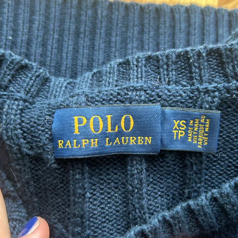 Stickad ralph lauren tröja som inte kommer till användning💕 marin blå💙 Nypris= 850kr. Stickat.