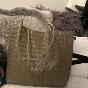 Väska - Jätte snygg skolväska i beige/grön färg från designbysi. Stor o rymlig👜🥰