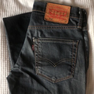 Levi’s jeans - Säljer mina oanvända Levi’s jeans då de är för långa på mig! Jag är 155 cm! 🤍 Priset går att diskuteras!