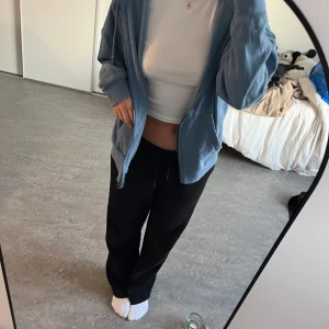 Sip-up hoodie - Blå sip-up hoodie i fint skick😊