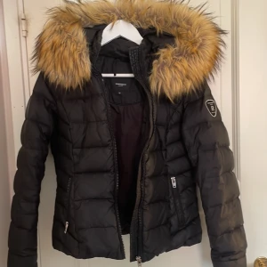 Vinter jacka  - En fin vinterjacka med äkta dun från märket rock and blue💗  Den har en luva som är avtagbar och även pälsen är avtagbar!  Fortfarande i fint skick! 