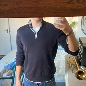 Svart tröja med dragkedja från Park Lane - Säljer en snygg mörkblå half-zip från Park Lane.  Sstilren design med randig insida på kragen. Perfekt för både vardag och lite finare tillfällen. Passar bra till jeans eller chinos!