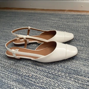 Ballerina / slingback - Slickback sandaler från zara i storlek 36 💕 passar även större storlekar då dom är en aning stora. Fint skick 👍🏻