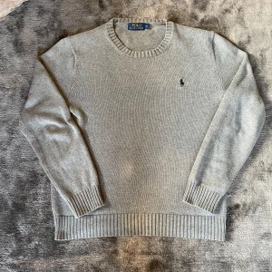 Ralph lauren tröja  - Säljer min feta Ralph lauren tröja i storlek S. Kan också passa M om man precis växt ut S. Självklart äkta och i grymt skick. Mått finns i sista bild så ni kan kolla hur den passar