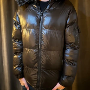 Brave sole vinterjacka - Riktigt fin vinterjacka från ”brave sole”. Varm och skön. Storlek S passar M också. Pris kan diskuteras. Inga defekter! 