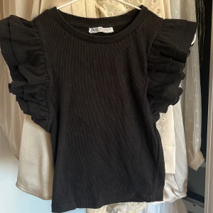 Söt topp - Säljer denna supersöta toppen som passar till allt!!!!💞💞