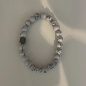 Vitt armband GRATIS FRAKT!! - Gratis frakt JUST NU. Snyggt armband, passar till alla outfits