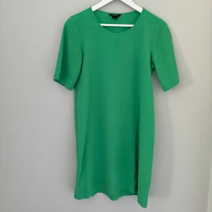 Klänning  - Grön klänning från Monki! Storlek XS! 🌼💚