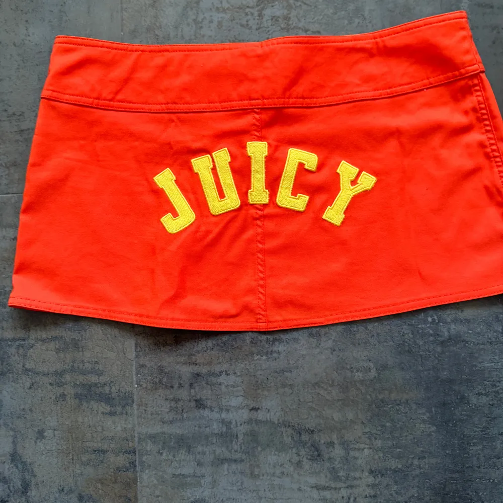 Snygg kjol från juicy couture, bra skick.. Kjolar.