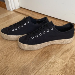 Svarta sneakers  - Fina svarta sneakers köptes förra året har inte kommit till användning  Stolek 40 Nästan oanvända  Pris kan diskuteras  Skriv för frågor 💕