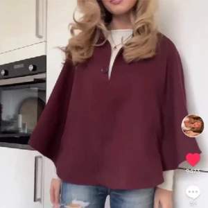 Kappa  - Super fin och trendig röd kappa/ poncho till hösten. Helt slutsåld och svårt att hitta. Exats sådan som filli sålde tidigare. Storleken är 38 men jag skulle säga att de är som en s-m 