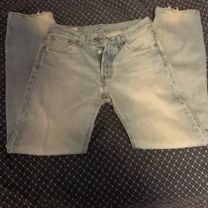 2 par Levis 501 jeans. Nypris är 1100 per byxa Jeansen kostar 350kr för 1 par och 700kr för båda. Storleken är W29 och L32 och W28 och L30 På det andra paret. Pris går att diskuteras.