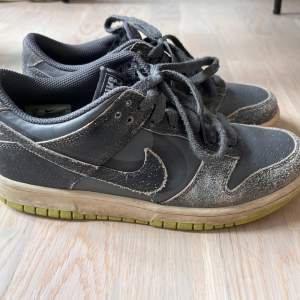 Säljer ett par Nike dunks i färgen grå/grön. De är gjorda av Nike för att se slitna ut. Orginalpris: 1000kr