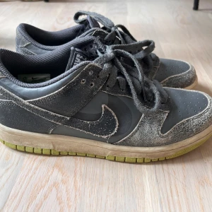 Gröna/Gråa Nike Dunks - Säljer ett par Nike dunks i färgen grå/grön. De är gjorda av Nike för att se slitna ut. Orginalpris: 1000kr