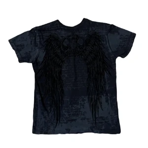 Affliction tröja  - Affliction tisha, önskade att den passade mig. Skick 9/10 endast använd ett fåtal gånger. Kom dm för bilder eller mått! 🙏🙏 (Obs bilderna är från förra ägaren)