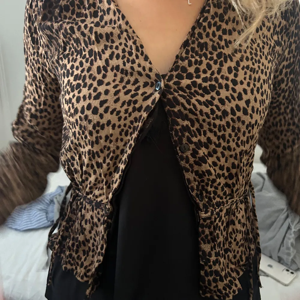 Jättefin leopard blus från H&M men säljer då den är för liten💕. Blusar.